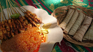 Sate Bulayak Perpaduan Khas Bumbu Sasak dan Daun Aren