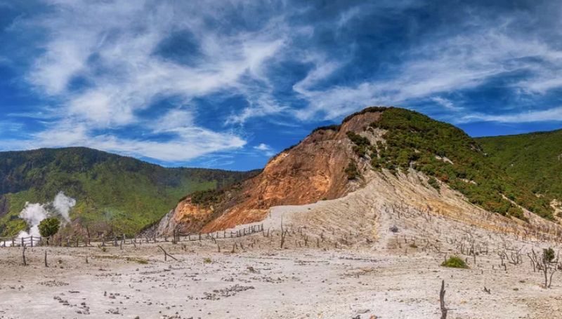 Mendaki Gunung Papandayan adalah pengalaman yang menarik dan menyenangkan