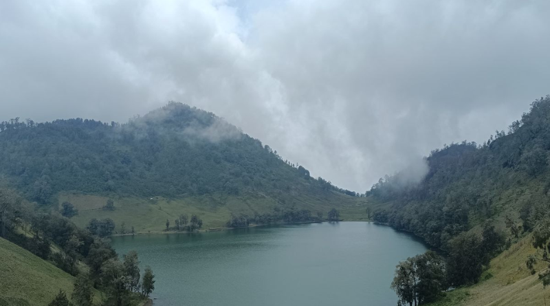 Taman Nasional Bromo Bantah Penutupan Pendakian Semeru Terkait Ladang Ganja